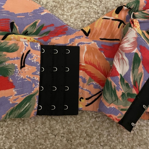 LF hawaiian crop top🌺 - Picture 3 of 4